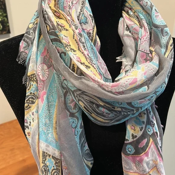Pastel paisley spring scarf - Picture 2 of 4